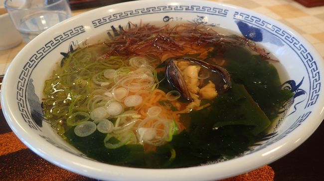 ざっぱ船を楽しんだあとは、近くのレストハウスでお昼ごはんをたべます。<br />というよりも、浄土ヶ浜周辺でご飯を食べようと思うと、選択肢はここしかありません。<br />人気Ｎｏ．１の浜ラーメンを注文。磯の香りが漂う塩ラーメンでした。