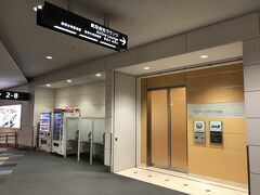 名古屋・中部国際空港（セントレア） 旅客ターミナル3F

出発口（保安検査場）通過後のエリアにある
『セントレアエアラインラウンジ』のエントランスの写真。

JALとANAの共用ラウンジです。
去年はANA便を利用した際に入りました↓

<ANAプレミアムクラスで行く名古屋 ② 羽田ー名古屋間のフライトは
あっという間なのでANAプレミアムクラスの機内食
「Premium GOZEN」を5分で食べた（慌） 
2017年3月に新しくリニューアルした中部国際空港内の
『プレミアムラウンジ セントレア』＆『第2プレミアムラウンジ 
セントレア』に初潜入！>

https://4travel.jp/travelogue/11242266