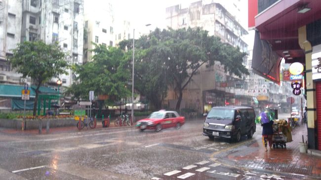 食事していると、突然のスコール。<br />土砂降りです。<br />それでも、香港の街中は、<br />歩道までビルが張り出しているので、<br />それほど濡れずにホテルに戻れました。