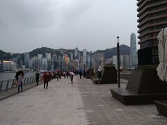 昨年から工事中で、入れなかったアベニューオブスターズ。
天気はいまいちですが、既に観光客がたくさん。