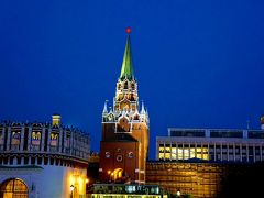 ヤキトリヤで夕食を済ませて、夜のモスクワをちょっと観光。クレムリンの写真。この時、19時半だったがまだ明るかった。