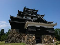 車で松江市内に戻り、松江城に。
全国で現存する12天守のうちのひとつで、国宝です。
