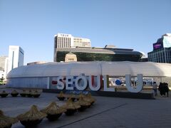 ソウル市役所までやってきました。
街中にスケート場が設置されていました。

よくテレビに映る芝生広場です。
