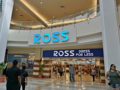 一度GPOに行ってショッピングシャトルでマイクロネシアモールへ。
レアレアは降りた所にROSSがあるのでどうしても吸い込まれてしまいます。