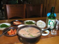 2008年（H20）9月29日（月）
釜山の交通の中心、西面でホテルをチェックイン後、釜山名物のテジクッパプ（豚クッパ）を食べに行きました。
ガイドブックに載っていた「慶州クッパ」。ただ、豚骨スープ、発酵し過ぎたキムチともに、ちょっと匂いが気になりました。
韓国焼酎というと、「チャミスル」が有名ですが、実は地域ごとに会社が違う韓国焼酎。釜山と言えば「C1」です。
