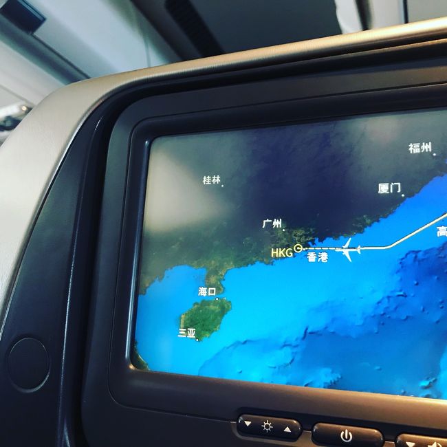 キャセイパシフィック航空で移動中<br /><br />もうすぐ<br />香港に到着！！
