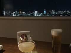 バーラウンジ30Fへ行ってみます。
生ビール1200円
マルガリータ 1450円 （テキーラが入ってるだけであとはあまり美味しくないな）
グレープフルーツジュース900円
