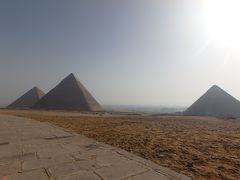 右からメンカウラー王、カフラー王、クフ王と三大ピラミッドがカメラに収まるところまで歩いてきました。ツアーなどバスで来た方はもっと先に行ったところに集まっていましたが、ここから来た道を戻ります。