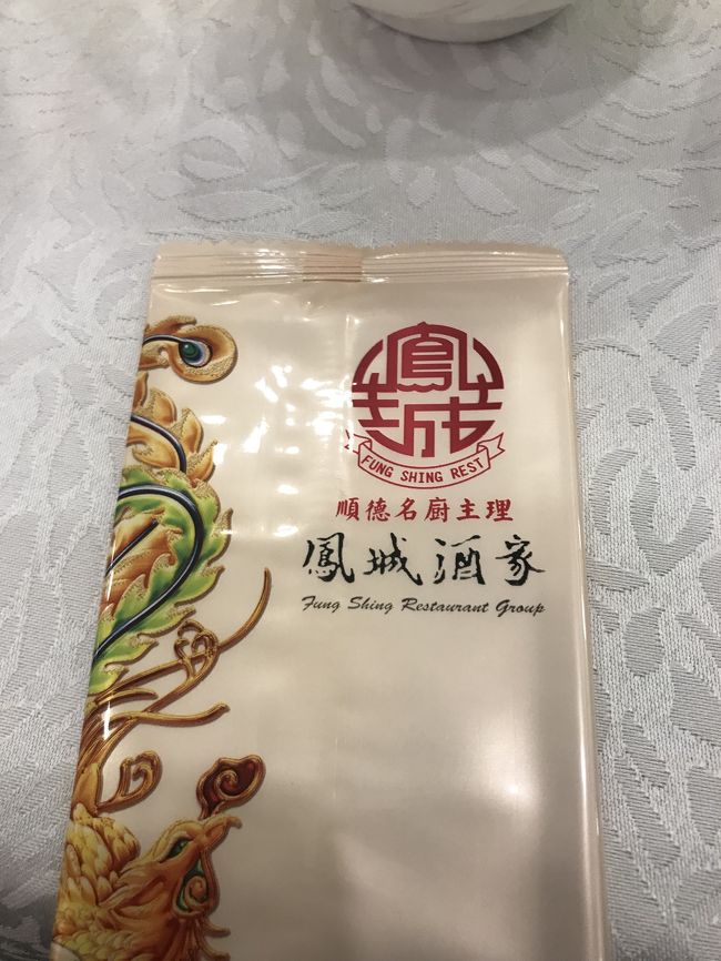 夕食を食べにレストランへ<br />北京ダックやチャーハンなど、、<br />中華料理を食べました。<br /><br />ツアーなので、<br />レストランがどこにあるのか、<br />レストランの名前とか、、<br /><br />分からなくても、<br />連れてってもらえるので<br />楽です。