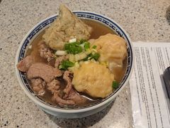 器はそんなに大きくはありませんが、中身ギュウギュウで麺を出すのが大変。
薄味で麺はいつもの通り固めですが、美味しゅういただきました。