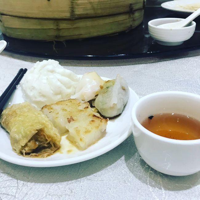 朝食の飲茶！<br /><br />大根餅と豚まん、<br />ゆば？で巻いた物、、、<br /><br />美味しかったです。<br /><br /><br /><br />でも、<br />トイレは、、、<br />もう少し、掃除して欲しいなぁ。