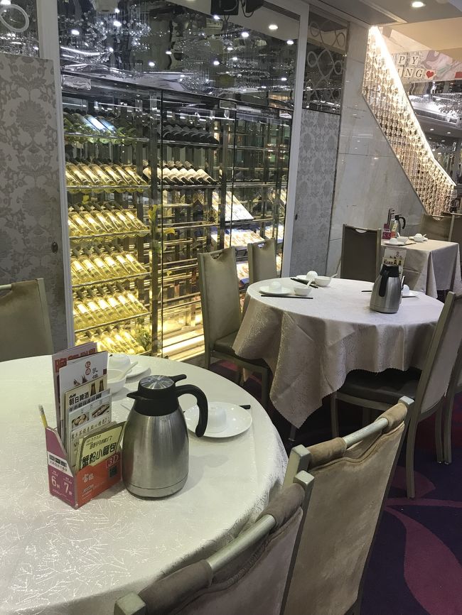 翌朝<br /><br />朝食の飲茶を食べに<br />バスで移動！！<br /><br />場所も店名もわからない、、、