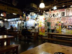 温泉を堪能した後は、街中をぶらぶら歩いて『ひろめ市場』へ。
中には居酒屋や郷土料理、お土産屋などが揃い、買ったモノを
テーブル席で食べる事が出来る。ショッピングセンターのフードコート
みたいな感じかな。平日の昼下がりだったけど、観光客や地元民らで
思った以上に賑わってる。自分みたいな1人旅の人もチラホラ。