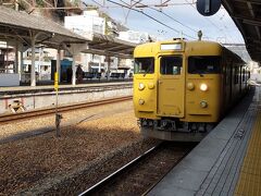 旅の時間を少しだけ戻します。
尾道から、山陽線の黄色い電車に乗ります。
首都圏で黄色い電車と言えば、南武線か総武線ですが、こっちの方が、凛々しい感じがいたします。