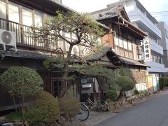 この日にお世話になる山根旅館。
駅から５分ほどの場所にある便利な宿です。
「いかにも旅館っぽい」旅館、三原では、この宿でグダグダするつもりで来ました。

「ごめんくださ～い」と中に入ると、まだ掃除中だったようなので、しばらく、周囲をブラブラすることにしました。