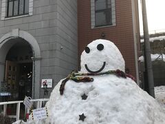 小樽のお土産やスイーツのお店が並ぶ「堺町通り」には、溶けかけてる大きな雪だるまさんがいました。
堺町通りは、古い商家などを改造したガラス店や洋菓子店などが立ち並ぶ、小樽で一番賑やかな通りです。