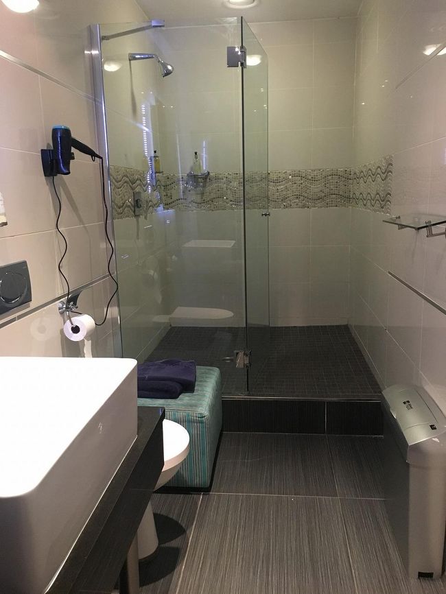 12時間のフライトの前にシャワー。<br />ワンワールドのブリティッシュエアウェイズラウンジが夕方4時openなので、CX昼便利用者の指定ラウンジは、プライオリティパスでも入れるShongololo Lounge。<br /><br />昨夜ジンバブエ出張から帰宅したら、家の配水管が詰まり汚水があふれて悲惨な状態になっていた。停電や断水よりキツイ。