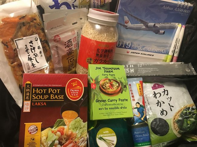 尖沙咀で友人たちと合流。<br /><br />日本やシンガポールの友人らから届いたお土産。<br />いつもありがとう、アフリカで大切に使います。