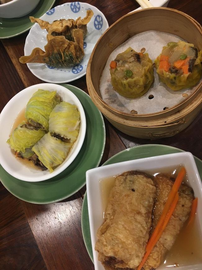 ここの飲茶はベジタリアンでヘルシー。<br />肉や海鮮を使っていないのに、1品1品、野菜の味わいが深い。<br /><br />友人が旅先で知り合った香港人が一緒で、いろいろと注文してくれた。<br />朝のワンタンでおなかが膨れていたはずなのに、いろいろ試せて満足。<br /><br />欧米人のお客も多い、ロンプラに載ってるんだろうか。<br />欧米人マッチョが一人でお茶飲んでたりする。