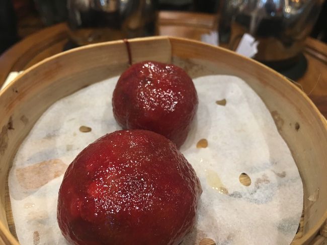 ビーツの点心、初めて食べる。カリカリとした食感。<br /><br />香港人が全部払おうとするのを阻止し、割り勘で1人200ドル。<br />といっても、お茶だけで100するから、彼らが多めに出してくれたみたい。