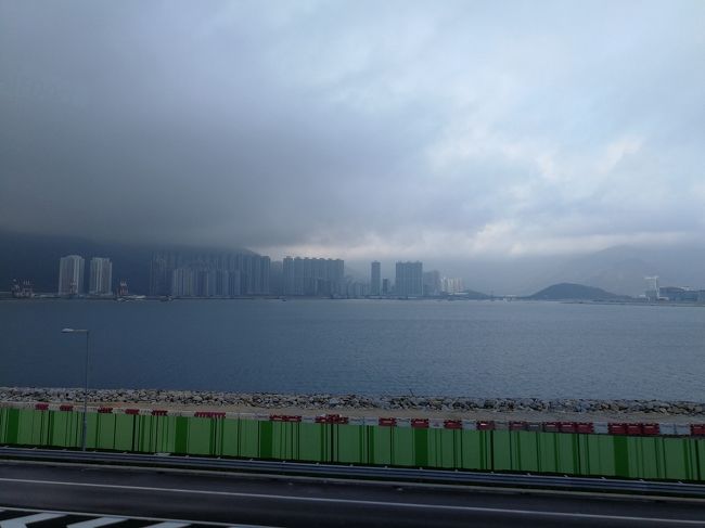 1年でいちばん過ごしやすい時期でも、湿度たっぷりの香港。<br />風が涼しいので、夜は過ごしやすかった。<br />