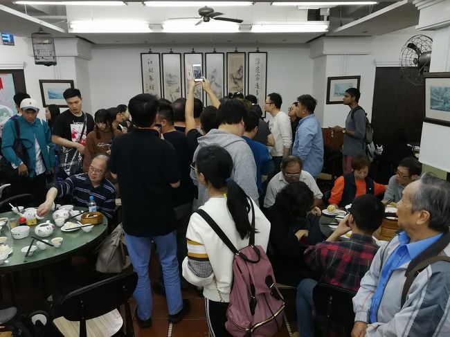 午後1時前、本日もワゴン争奪戦がすごい。座席の確保も必死。<br />テーブルが一緒になった香港人夫婦と楽しく飲茶。<br />旦那さんが奥さんに言われるがまま、笑顔でセイロを取りに行く姿が微笑ましい。これが香港スタイルだよと。<br /><br />7,8種類食べてお腹いっぱい。一人100ドルくらいだったかな。