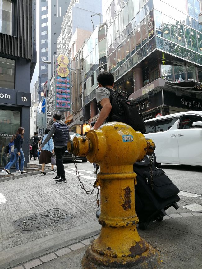 結構な数がある、色は赤と黄色。<br />こんだけごちゃごちゃしてたら、火事が起きても消防車がスムーズに来られないのか。