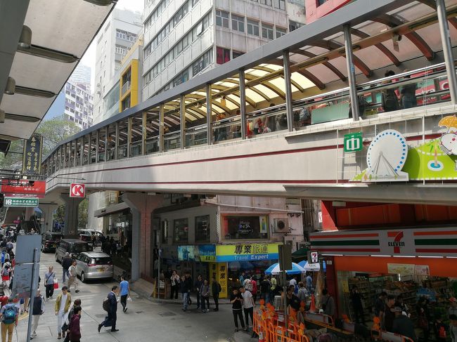 観光名所になってるエスカレーター。<br />中環から半山区まで、高低差135m、全長800m、合計23基で構成される。