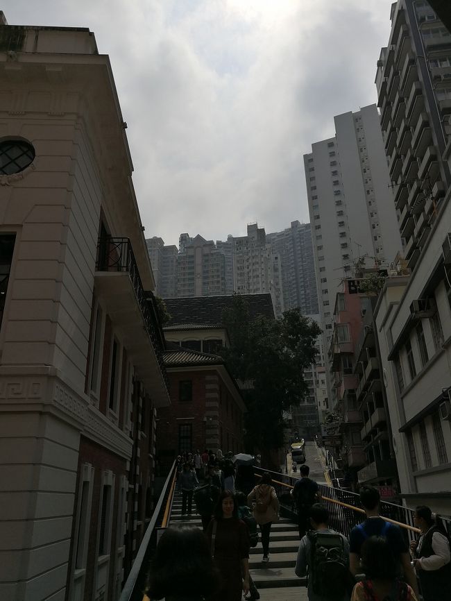 凄い人口密度だ。<br />平屋の家に住み慣れてしまった自分には、息が詰まりそう。<br />