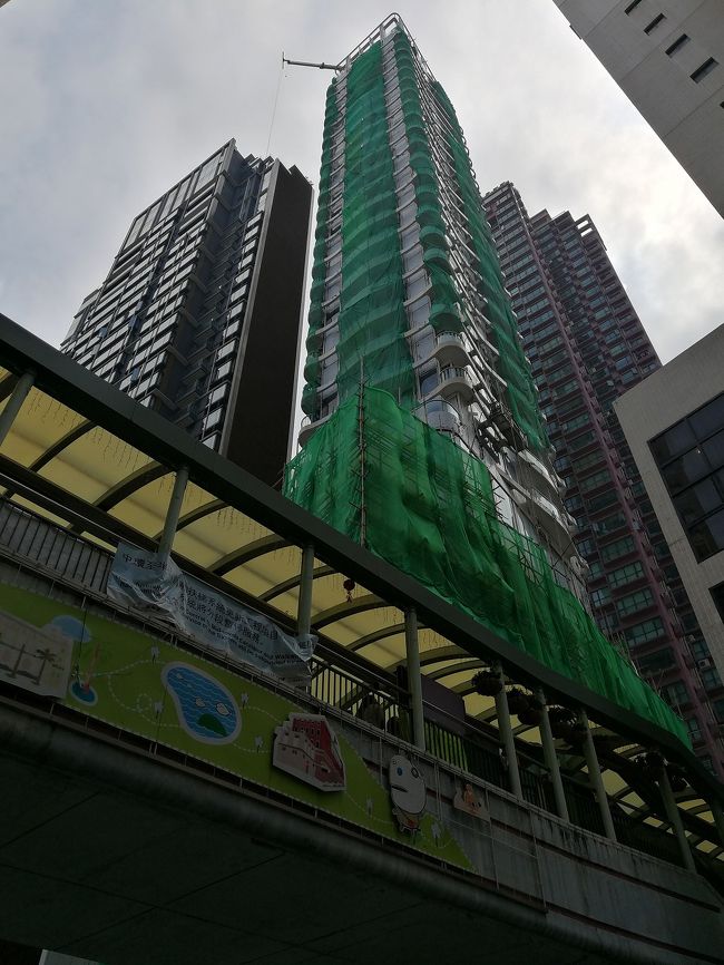 まだまだ高層ビルが建設中。<br />昔ながらのやり方、竹で足場を組むんだね。