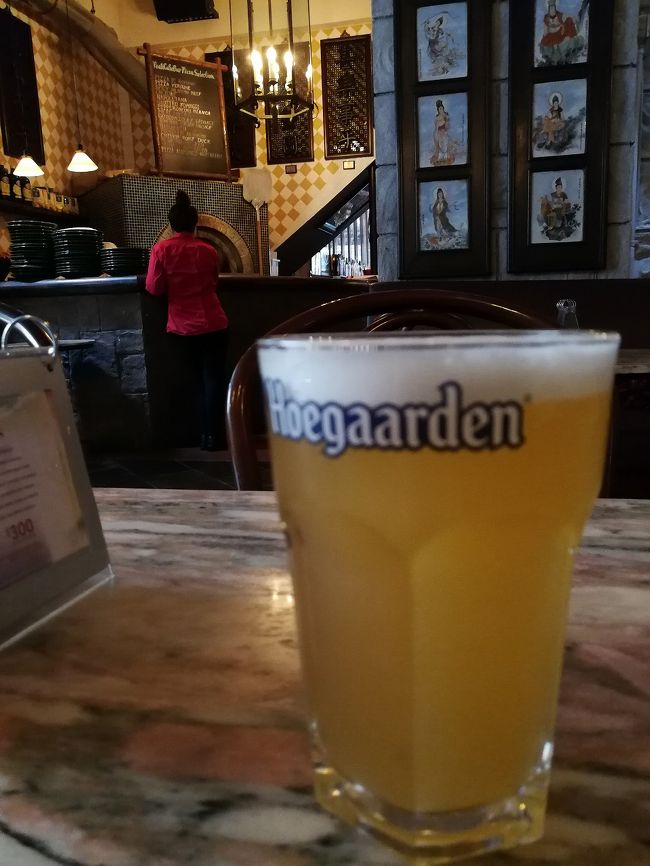 水分補給にビール。<br />午後3時からのハッピーアワーには20分早いが、試しにわれわれ日本時間は3時過ぎてるよーと、時計を見せたけど通じなかった。<br /><br />Hoegaardenのドラフト1杯500ml、84ドルとお高い。<br />南アだと同じのが45ランド、350円ほど。香港価格の3分の１。<br />