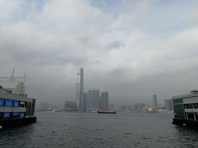 本島の九龍半島側まで帰りはフェリーで戻る。<br />片道3.7ドル。<br /><br />潮風が気持ちいい。