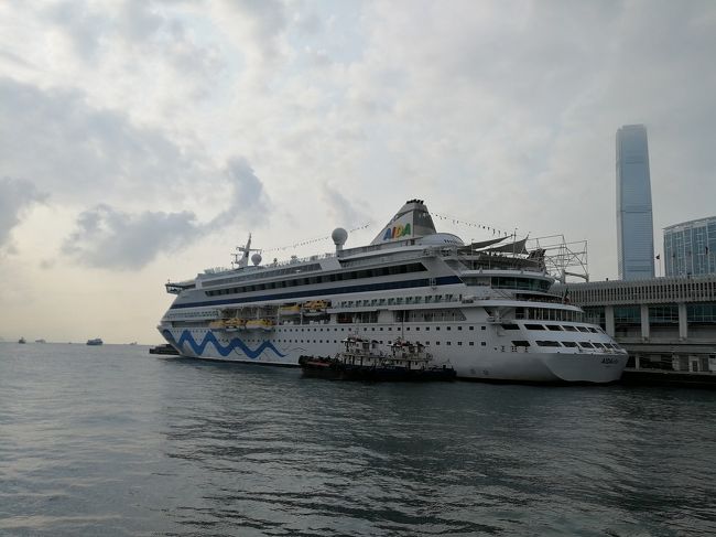 クルーズ船が停泊していた。<br /><br />今年のGWはロングホリデーなので、周りにクルーズ行く友人が多い。<br />GW中はFBのタイムラインに旅先の写真があふれるんだろうなあ。<br />