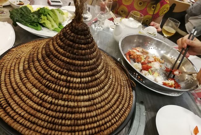 尖沙咀に戻っていよいよ今夜のイベント、海鮮蒸鍋。<br />尖沙咀にある潮福蒸氣石鍋というお店に集合。<br />いろんな場所から16名が集合。いつも通り、私が一番遠くからだけどねｗ<br />はじめましての人が半分くらい。<br /><br />ビールで乾杯し、お通しがピリッとしてお酒が進む。<br />レソトハットみたいな蒸し器。<br />