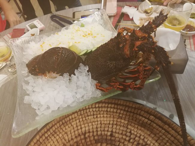 おや、ロブスターが登場。10月にコタキナバルで食べたけど、それ以上に美味！<br />その分お値段も3倍、１尾3,000ドル。