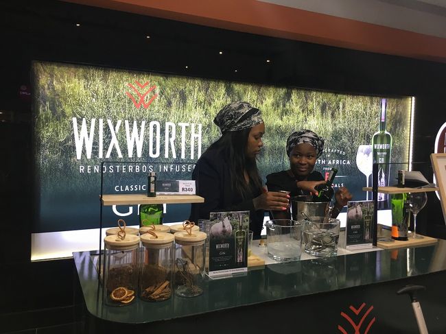 3/1金曜日はお休みをもらって、マイカーで空港へ。<br />通勤ラッシュ時間が終わっていたので、渋滞もなく40分弱でヨハネスブルグ空港に到着。LongTermのパーキングに駐車、駐車料金は1日120ランド、3日で360ランド。<br />セキュリティーチェックと出国を終えたあと、すぐ目の前で南ア産GINの試飲をしてたので、ジントニックをいただく。美味しい。<br />免税店でお土産に赤ワイン2本、ピノタージュ。RIJK'Sが在庫切れで残念。