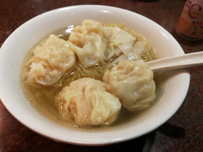 お昼の飲茶の前に、朝ごはんはワンタン麺。<br />ぷりぷりの大きな海老がたっぷり入って美味い。<br />麺がおいしくないので、ワンタンスープとしてメニュー出してほしい。<br /><br />ローカルの人たちで混んでいたので適当に入ったので名前忘れた、<br />おばちゃんが店の奥でワンタン作ってた。