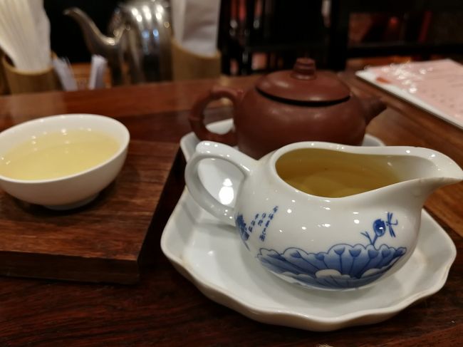 お昼のイベントは、香港公園の中にある樂茶軒ティーハウスで飲茶をいただく。<br /><br />1人ひとつお茶をオーダーする必要があり、私は「東方美人」を。<br />お湯はお替り自由なので、かなりの量をいただける。<br />せっかくなのでいろいろ頼んで友人らのお茶も試飲させてもらう。<br />同じ烏龍茶でも、グレードが違うと全く味が違った。