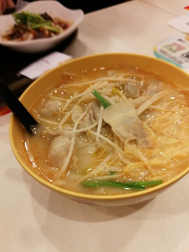 出国前の食べ納めは、プリンのお店の真向いにある譚仔雲南米線で。<br /><br />ベースの麺に、トッピングを追加していく方式。同じグループ化にある丸亀製麺と同じ。ポークを追加し、スープは麻辣湯底で辛さ真ん中のレベルを選んだら、物足りなかった。<br />個人的には、これは米麺よりも卵麺が合うと思う。<br /><br />ここでシンガポール組の友人らとお別れ。また来月ね。