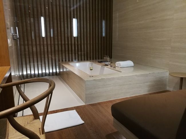 タスタブ付きの個室Cabanaの順番が回ってきたので<br />バスタブにお湯を張ってゆっくりつかり、明日からの仕事に備えてリフレッシュ。<br />このあと12時間フライトが待っているけれど。<br />