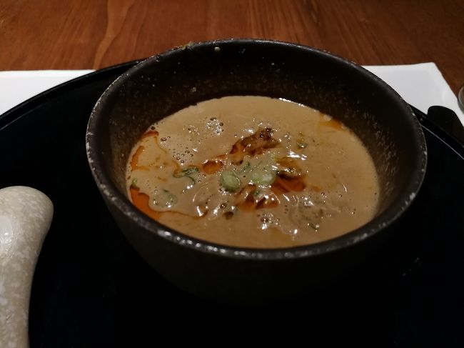 お風呂のあと、The Pierへ移動。<br />こちらのマッサージの受付は終了していた。<br /><br />ダイニングでタイ風サラダのあと、担々麺。<br />