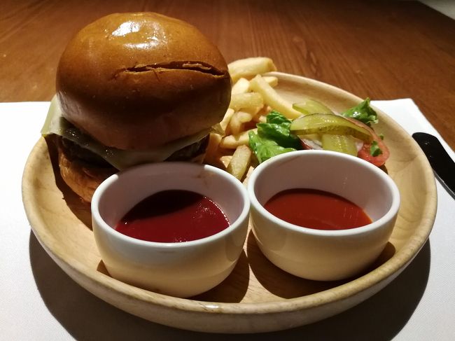 ハンバーガー、お肉はミディアムレア。<br /><br />自力でここに来られるのも今月いっぱい。来月からふつうのJGC。アフリカに住みながらJALダイヤ維持は無理だった。<br /><br />日本にいるダイヤ仲間たちに、最後のFラウンジ満喫！とメッセージすると、<br />我々と一緒ならいつでインビするよ、と温かいお言葉。