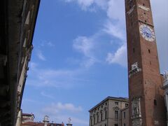 迫力あるビサッラの塔の向こうに、ヴェネツィアとおそろいのサン・マルコと聖テオドロ。