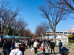 テントが出て、イベントやってます。
実は、ここは既に代々木公園の一角です。