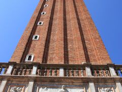 お次は鐘楼。サンマルコ寺院のすぐ隣にあります。高さは100m近くあるのですが、中にはエレベータがあり、誰でも気軽に登ることができます。