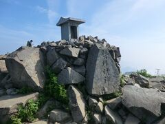 8:15
猪苗代スキー場の表登山口から4時間。
磐梯山頂(1819m)に着きました。