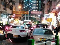 通りを変えたら、食料市場だったり、賑やか