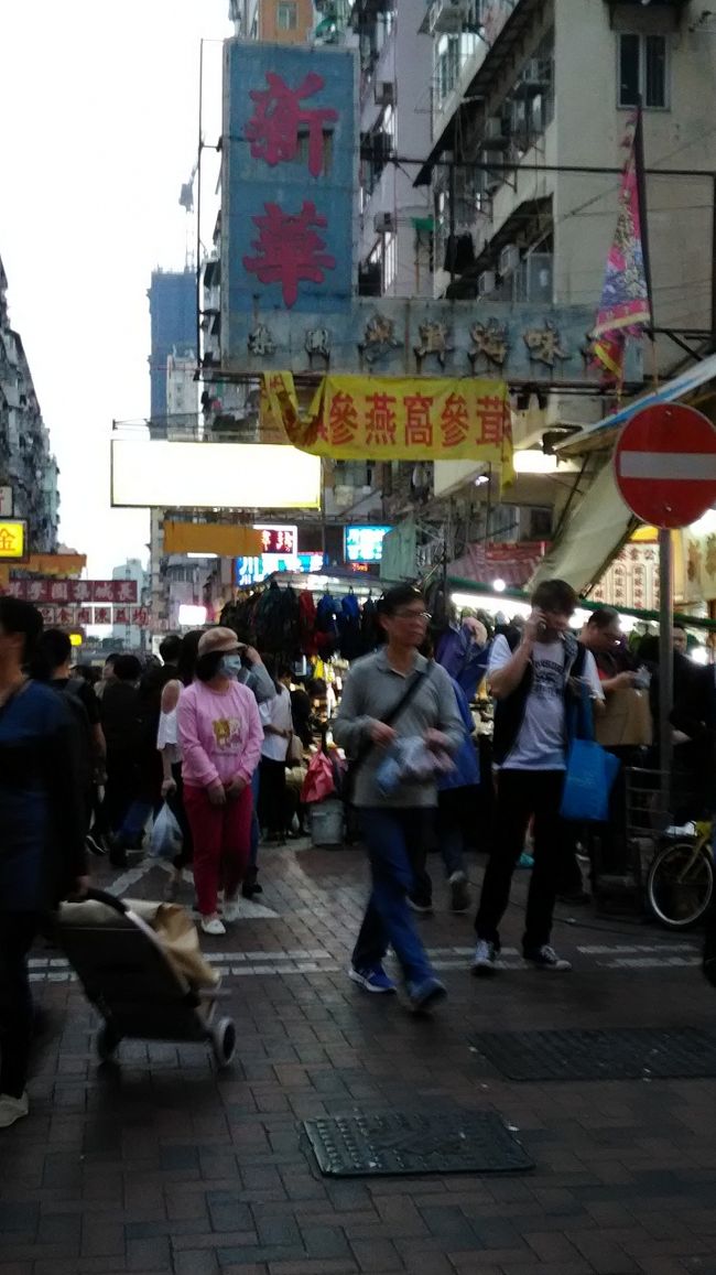 サムスイポへ。<br />電気関係の屋台街をうろつく