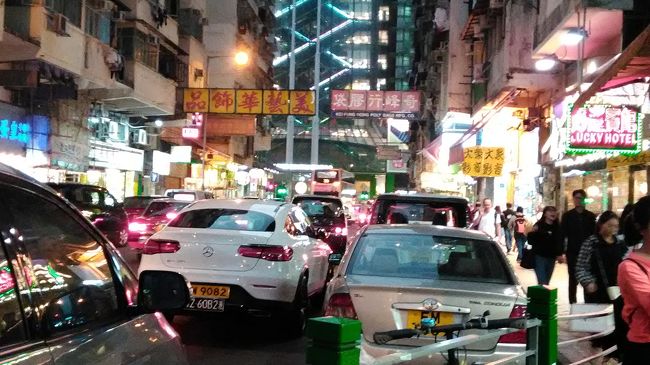 通りを変えたら、食料市場だったり、賑やか