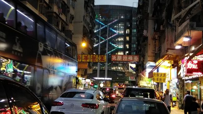 奥に見える建物はドラゴンセンター<br />あちこち散策